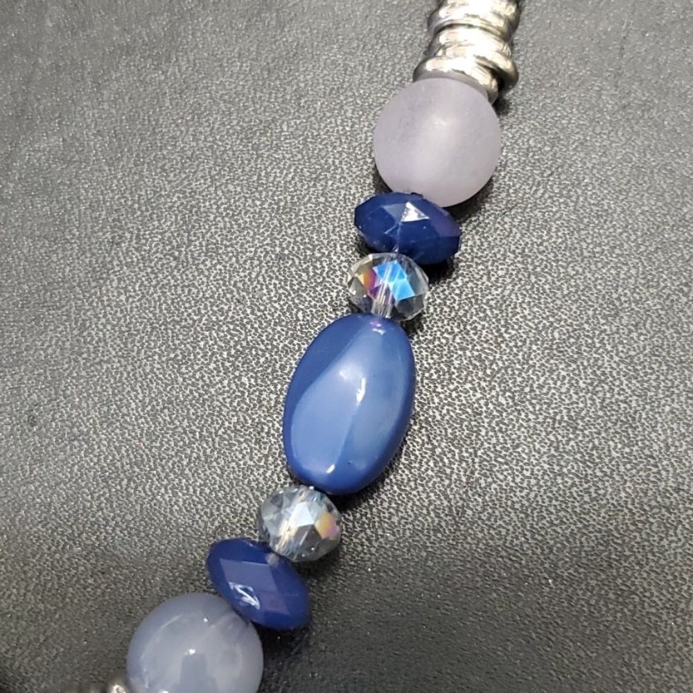 Jaclyn Smith blue beaded necklace 30-33" silver